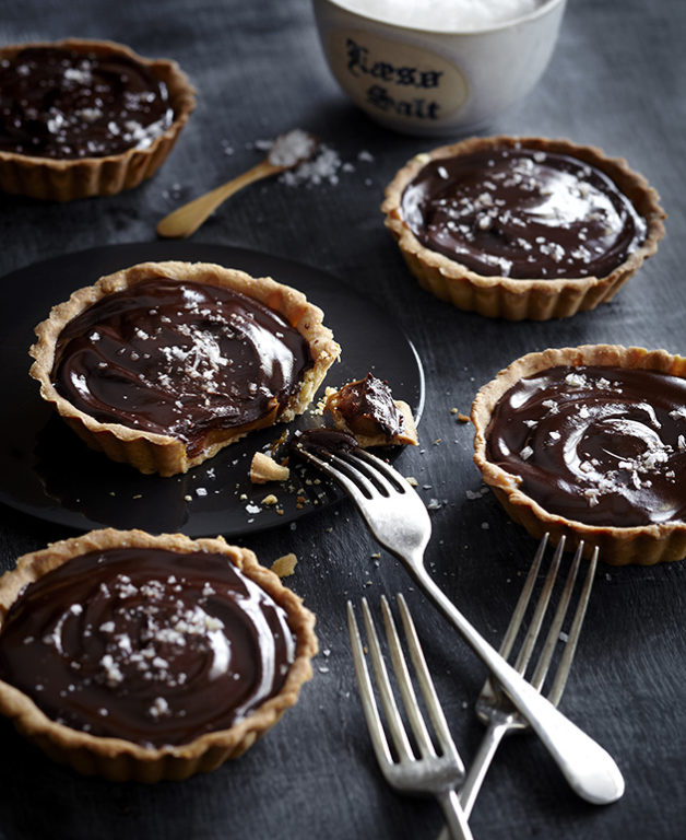 Salted Chocolate, Caramel Tarts. Cooking with Salt. Recipes, foodstyling, styling & photography by Manja Wachsmuth