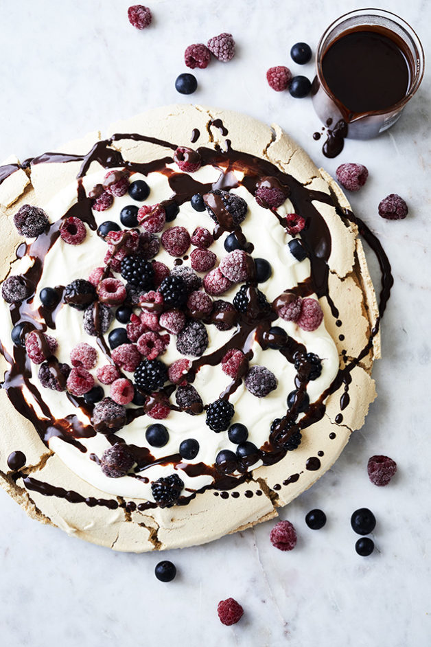 Golden Pavlova with summer berries and salted chocolate sauce. Cooking with Salt. Recipes, foodstyling, styling & photography by Manja Wachsmuth